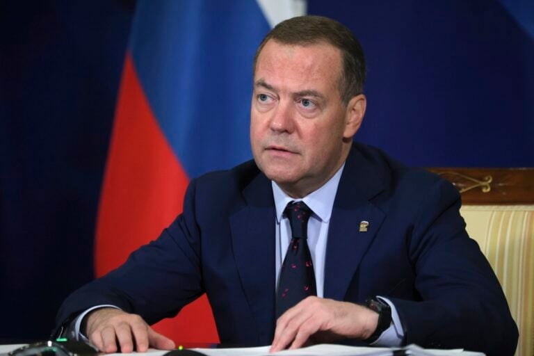 Μεντβέντεφ: «Όχι» στρατεύματα του ΝΑΤΟ ως ειρηνευτικές δυνάμεις στην Ουκρανία - «Άμυαλος γαλατικός κόκορας ο Μακρόν»