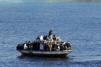 Δείτε βίντεο με σκάφος που μεταφέρει μετανάστες στη Γαύδο