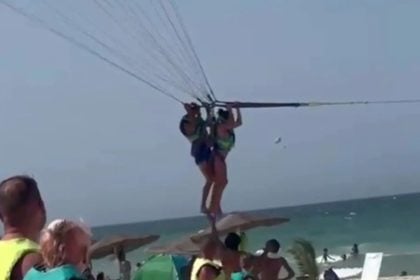 Βρετανίδα δέχθηκε σεξουαλική παρενόχληση κατά τη διάρκεια πτήσης με αλεξίπτωτο θαλάσσης – «Με θώπευε στον αέρα»