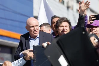 Διαδηλωτές στην Αργεντινή πέταξαν πέτρες και μπουκάλια στον πρόεδρο Μιλέι ΦΩΤΟ