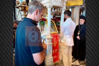 Στην Παναγιά της Τήνου ο Μητσοτάκης με τον Τζόκοβιτς, προσκύνησαν την εικόνα της Μεγαλόχαρης