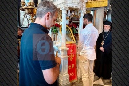 Στην Παναγιά της Τήνου ο Μητσοτάκης με τον Τζόκοβιτς, προσκύνησαν την εικόνα της Μεγαλόχαρης