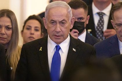 Ο Νετανιάχου ανακοίνωσε έναρξη διαπραγματεύσεων για κατάπαυση του πυρός, ενώ επιτίθεται στην Γάζα