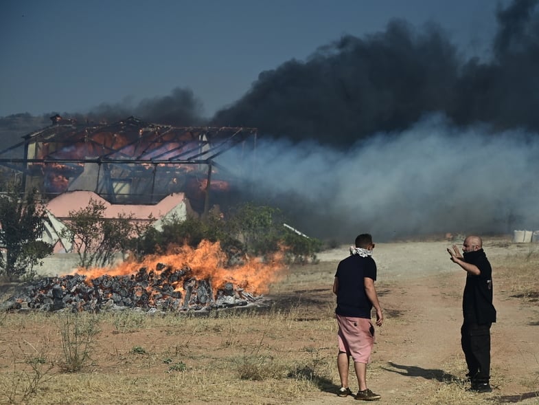 Ένας νεκρός από τη μεγάλη φωτιά στην Κερατέα - Το ένα μετά το άλλο σπίτια παραδίδονται στις φλόγες