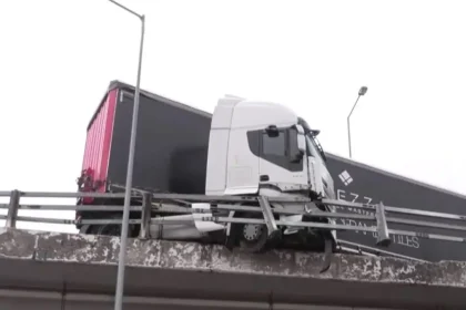 Τροχαίο στη Θεσσαλονίκη: Νταλίκα κρέμεται στον αέρα σε γέφυρα