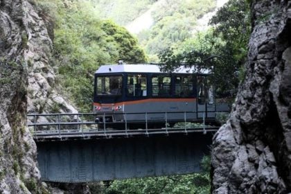 Οδοντωτός: Η περιπέτεια των εκδρομέων που εγκλωβίστηκαν μέσα στο χαλασμένο τρενάκι και έστελναν "112" - Παντελής αδιαφορία της εταιρείας για συντήρηση της γραμμής