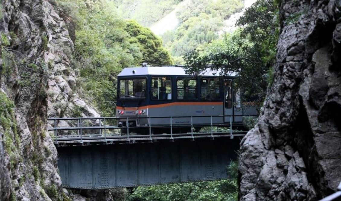 Οδοντωτός: Η περιπέτεια των εκδρομέων που εγκλωβίστηκαν μέσα στο χαλασμένο τρενάκι και έστελναν "112" - Παντελής αδιαφορία της εταιρείας για συντήρηση της γραμμής