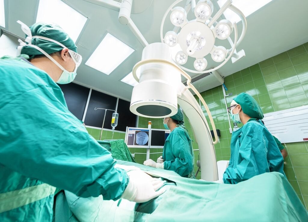Επιστήμονες μεταμόσχευσαν πνεύμονα χοίρου σε εγκεφαλικά νεκρό ασθενή