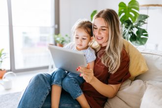 Οθόνες και παιδιά: Πώς βάζουμε όρια χωρίς καβγάδες