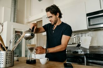 Μπορεί ο πρωινός καφές να τα βάλει με τη στεναχώρια;