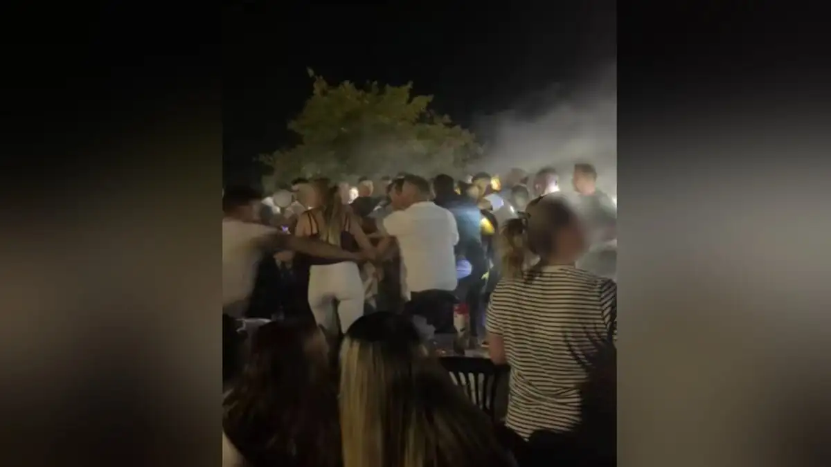 Άγριο ξύλο σε πανηγύρι στην Αιτωλοακαρνανία: Η Γωγώ Τσαμπά φώναζε να σταματήσουν - BINTEO