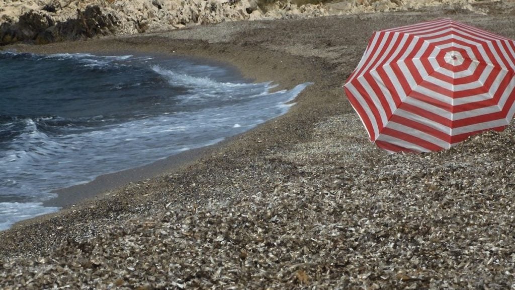 Χαλκιδική: Τραυματίστηκε 26χρονη από ομπρέλα θαλάσσης – Μεταφέρθηκε στο νοσοκομείο