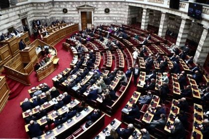 Βουλή: Κατατέθηκε το νομοσχέδιο για το μεταναστευτικό