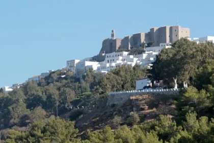 Πάτμος: Παρέμβαση εισαγγελέα για τα λύματα – Κλιμάκιο της ΕΥΔΑΠ στο νησί για την αντιμετώπιση του προβλήματος