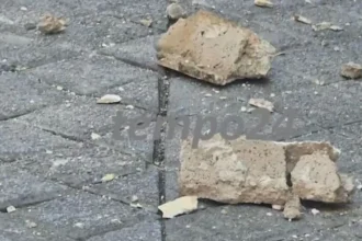 Πάτρα: Νέα αποκόλληση τσιμέντου από μπαλκόνι στο κέντρο της πόλης - Από τύχη δεν υπήρξε τραυματισμός