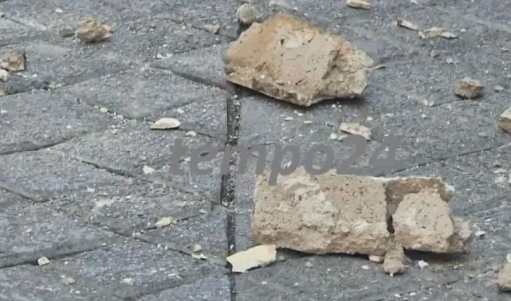 Πάτρα: Νέα αποκόλληση τσιμέντου από μπαλκόνι στο κέντρο της πόλης - Από τύχη δεν υπήρξε τραυματισμός
