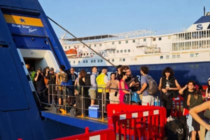 Άναψαν τα αίματα στον Πειραιά - Επιβάτες εμπόδισαν τον απόπλου πλοίου για Κυκλάδες όταν τους απαγορεύτηκε η επιβίβαση