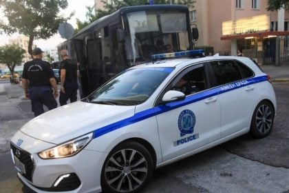 Επίθεση με πέτρες σε τουριστικό λεωφορείο – Τρεις τραυματίες