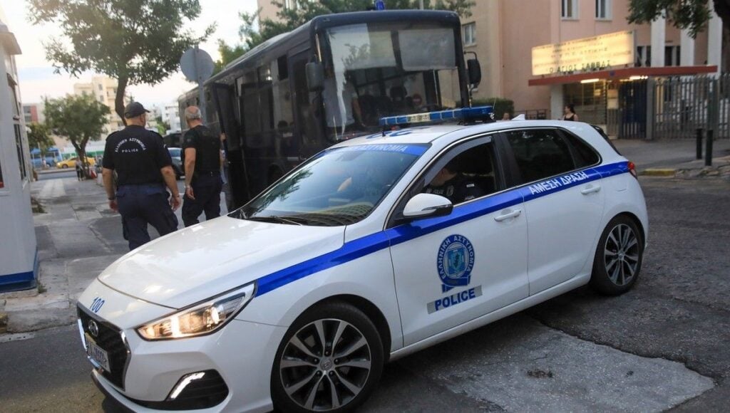 Επίθεση με πέτρες σε τουριστικό λεωφορείο – Τρεις τραυματίες