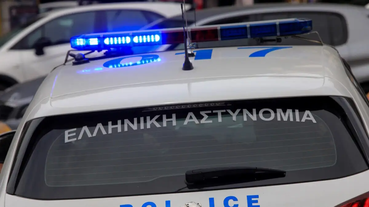 Συνελήφθη ο ανήλικος που παρέσυρε με μηχανή 8χρονο και τον εγκατέλειψε – Χειροπέδες στον πατέρα του
