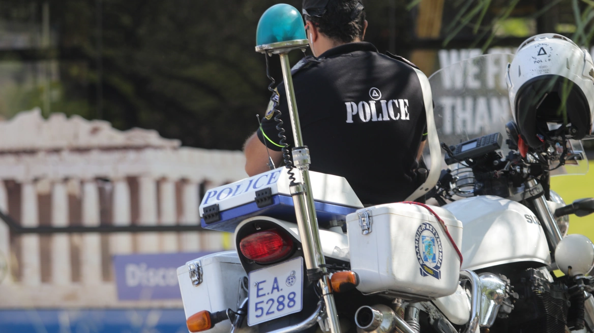 Τσαντάκιας πήγε να κλέψει άνδρα στην Ακρόπολη και κατέληξε στο νοσοκομείο με βαριές κακώσεις