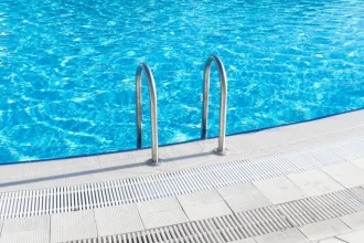 Υπεύθυνος ξενοδοχείου στο Ηράκλειο κατήγγειλε ότι Γερμανίδα τουρίστρια αφόδευσε μέσα στην πισίνα