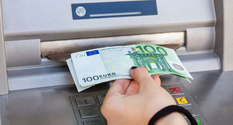 Τέλος στις προμήθειες για αναλήψεις από ΑΤΜ – Σε ισχύ από σήμερα η νέα ρύθμιση