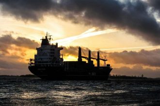 Μυστήριο με φορτηγό πλοίο στον Αστακό: Τα σενάρια για στρατιωτικό υλικό στον Χαφτάρ