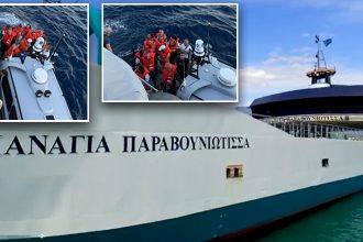 Κολλημένο στην ξέρα παραμένει το φέρι μποτ στην Εύβοια, γεμάτο με αυτοκίνητα