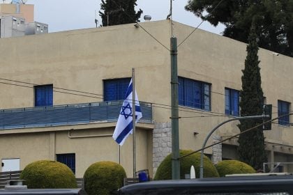 Πρεσβεία Ισραήλ: «Ψευδή και αβάσιμα» τα δημοσιεύματα ότι το προσωπικό της έχει εκκενώσει τις κατοικίες του