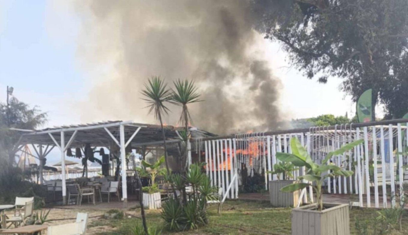 Πρέβεζα: Κάηκε ολοσχερώς beach bar στην παραλία Μονολιθίου - ΒΙΝΤΕΟ