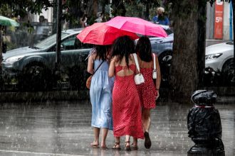 Καιρός: Αλλαγή στο σκηνικό με καταιγίδες και βροχές από το μεσημέρι