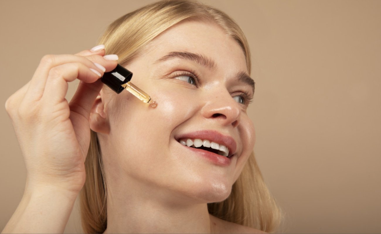 Το skincare συστατικό που επιστρέφει δυναμικά στη ρουτίνα μας το φθινόπωρο