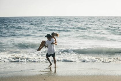 Σχέσεις: Τελικά τα ετερώνυμα έλκονται; – Η επιστήμη ξέρει