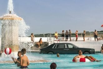 Τι σχέση έχει το συγκρότημα The Who με μία βυθισμένη σε πισίνα Rolls-Royce;