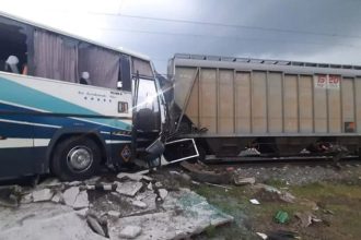 Λεωφορείο συγκρούστηκε με τρένο στη Ρωσία - Τουλάχιστον δύο νεκροί, δέκα τραυματίες