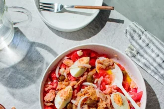 Ισπανική χωριάτικη σαλάτα Μουρθιάνα