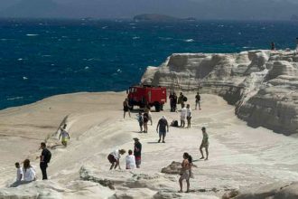Τραγωδία στη Μήλο: Δύο νεκροί από πνιγμό στο Σαρακήνικο - Παρασύρθηκαν από τους ανέμους - Ήταν ζευγάρι