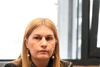 Η υφυπουργός Σέβη Βολουδάκη καταγγέλλει ότι βανδάλισαν για δεύτερη φορά το πολιτικό της γραφείο – «Δεν θα με κάνουν να σταματήσω»