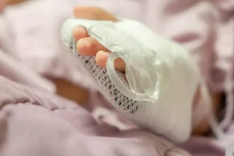 Χανιά: Μάχη για τη ζωή του δίνει το βρέφος που έπεσε από μπαλκόνι