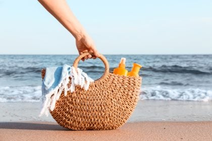 Γιατί πρέπει να έχουμε πάντα μαζί μας ένα αντηλιακό stick