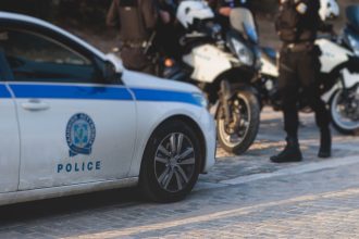 Πάτρα: Πάρκαρε το μηχανάκι της σε πολυκατάστημα και της βγήκε ξινό - Της το έβαλαν στο μάτι, τι είχε κάτω από τη σέλα