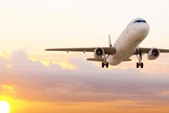 ΗΠΑ: Πανικός σε πτήση της United Airlines – Η στιγμή που διαπιστώνεται βλάβη στον κινητήρα