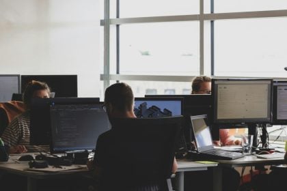 Καλοκαίρι στο γραφείο: Χωρίς ανάσες ξεκούρασης δουλεύουν οι 8 στους 10 στην Ελλάδα