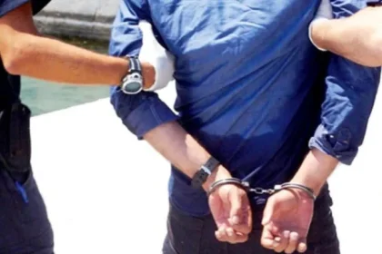 Γιατί πέρασαν χειροπέδες σε καπετάνιο