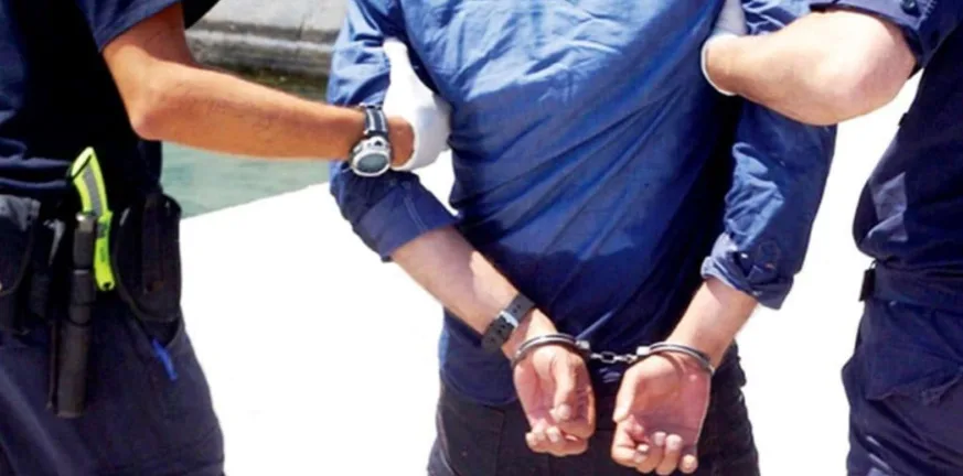 Γιατί πέρασαν χειροπέδες σε καπετάνιο