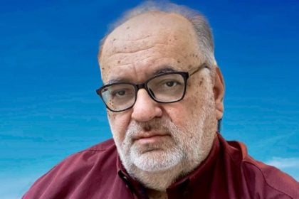 Ο Νίκος Νικολόπουλος αποχαιρετά τον Στέφανο Σκαρπέλο