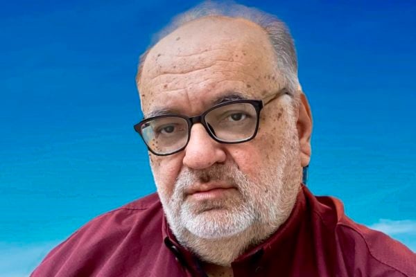 Ο Νίκος Νικολόπουλος αποχαιρετά τον Στέφανο Σκαρπέλο