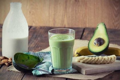 Smoothie με αβοκάντο, μπανάνα και χουρμάδες