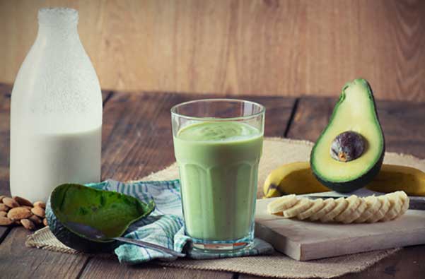Smoothie με αβοκάντο, μπανάνα και χουρμάδες